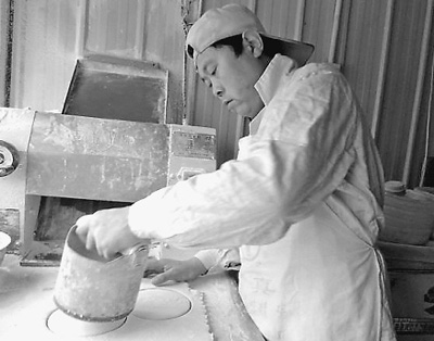 “餅哥”心系災區(qū) 17鐘頭不眠搶烙2000張餅