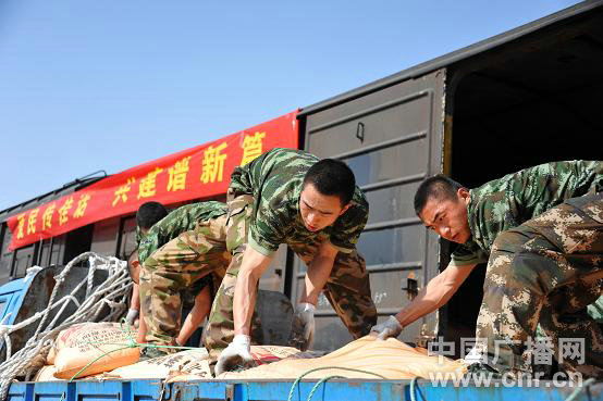 武警河北某部搶運(yùn)支農(nóng)物資與“時(shí)間賽跑”