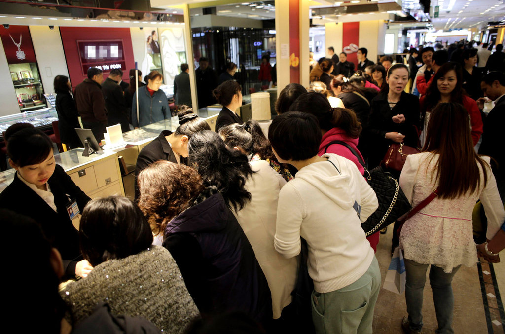 組圖：各地?fù)尳鸪背掷m(xù)金店被“洗劫一空”