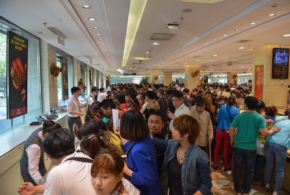 組圖：各地?fù)尳鸪背掷m(xù)金店被“洗劫一空”