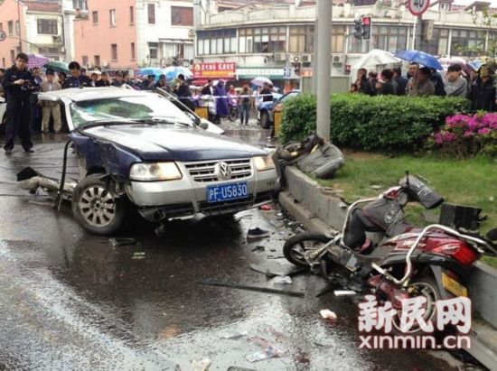 組圖：上海劫犯搶車逃逸過程中攔腰撞斷2輛出租車