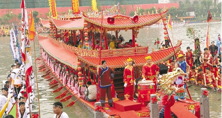 花300萬(wàn)造的極品龍舟 一個(gè)浪過來(lái)成了“泰坦尼克”