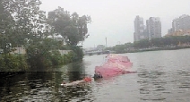 花300萬(wàn)造的極品龍舟 一個(gè)浪過來(lái)成了“泰坦尼克”