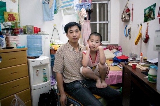慘！北漂族地下室生活