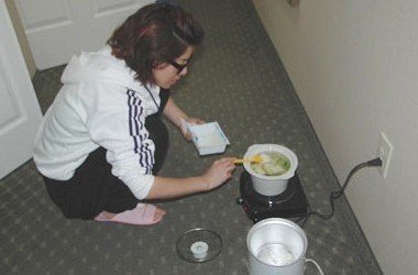 慘！北漂族地下室生活