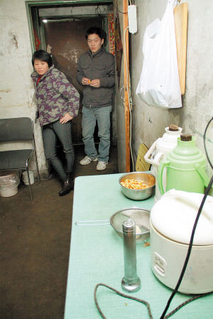 慘！北漂族地下室生活