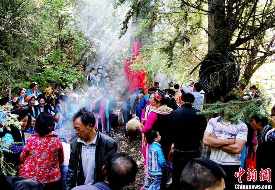 四川茂縣羌族感恩節(jié) 民眾齊聚祭祀太陽(yáng)神