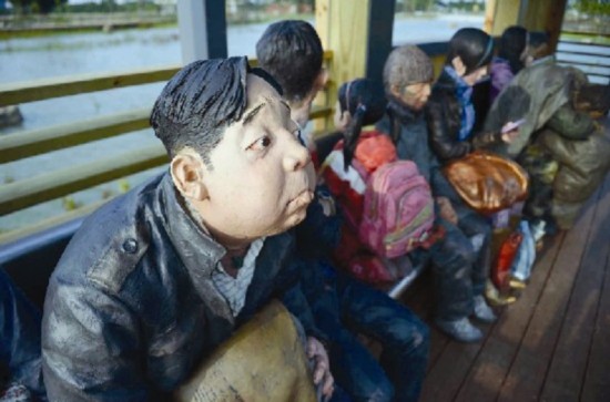 漳州一公園內(nèi)現(xiàn)“中學(xué)生舌吻”雕塑 作者稱只是親嘴