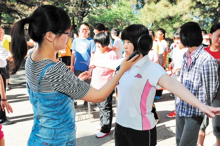 吉林高考安檢用上探測(cè)器 女生穿文胸或無(wú)法過關(guān)