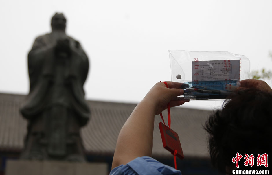 高考臨近 考生北京孔廟祈福