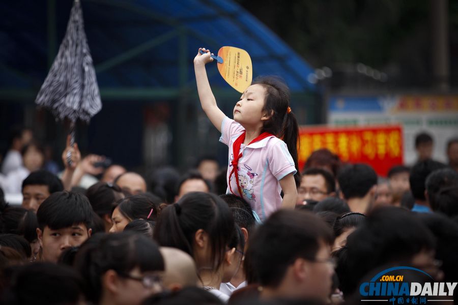 特刊：中國日?qǐng)?bào)聚焦全國高考第一日