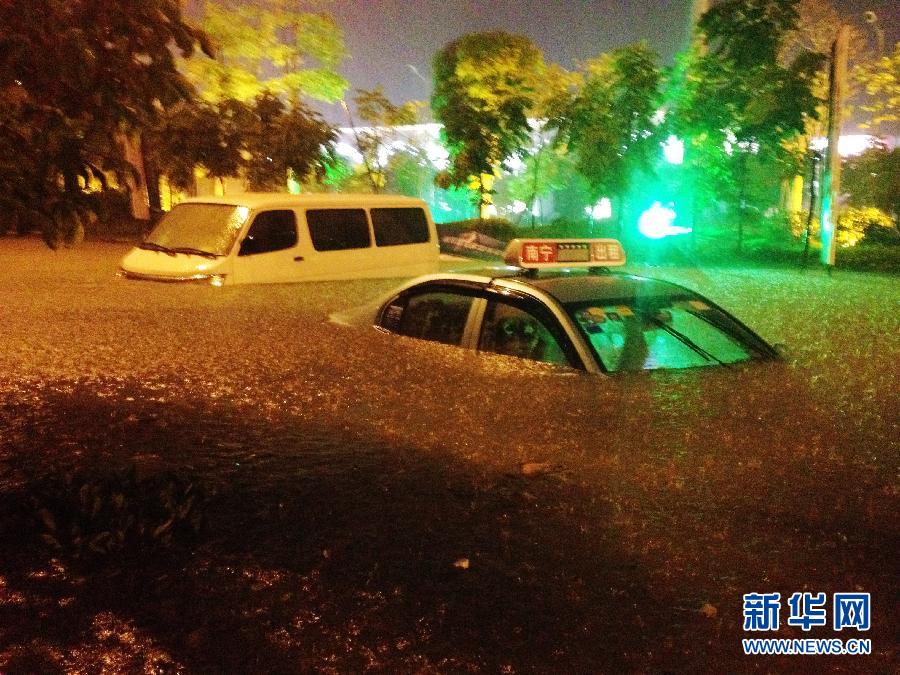 南寧突遭強雷雨襲擊 多處人員、車輛被困