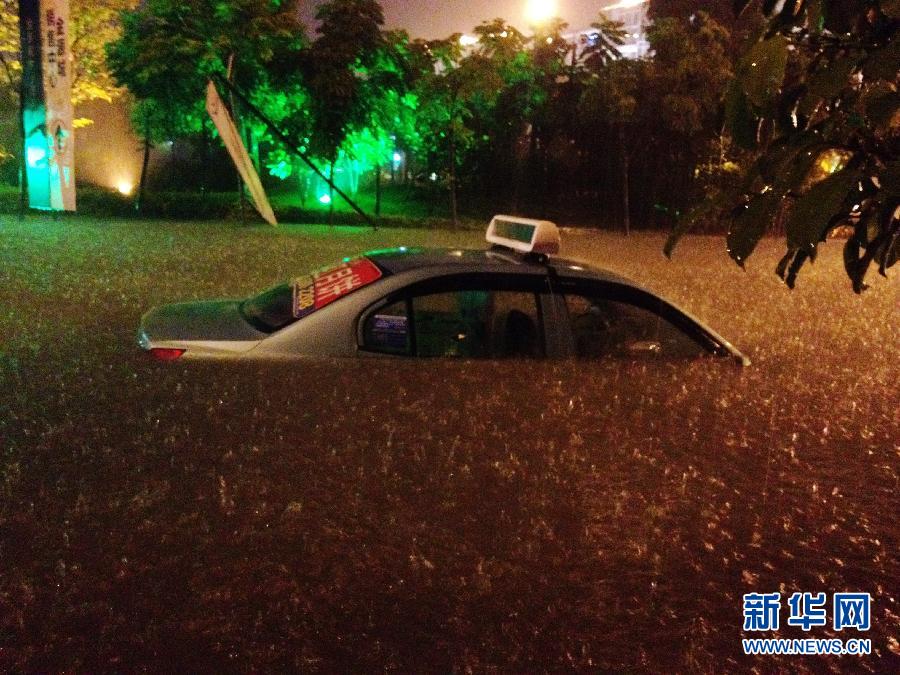南寧突遭強(qiáng)雷雨襲擊 多處人員、車輛被困