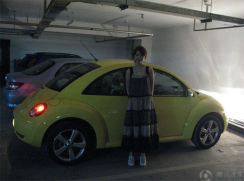 北大?；▽W(xué)歷造假遭圍觀 豪車生活照曝光(圖)