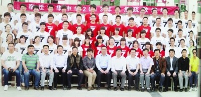 學校為節(jié)省時間將校領(lǐng)導PS到畢業(yè)照 引學生不滿
