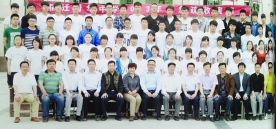 學校為節(jié)省時間將校領(lǐng)導PS到畢業(yè)照 引學生不滿