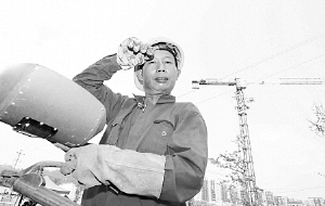 民工工資過萬秒殺白領(lǐng) 網(wǎng)友：還敢說是搬磚的？
