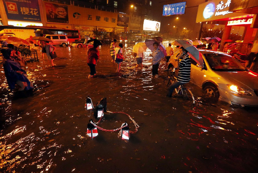 高清：杭州遭暴雨襲擊市區(qū) 開車如行船