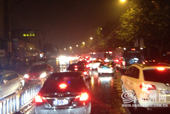 高清：杭州遭暴雨襲擊市區(qū) 開車如行船