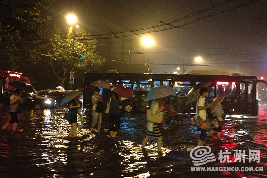 高清：杭州遭暴雨襲擊市區(qū) 開車如行船