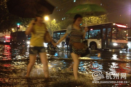 高清：杭州遭暴雨襲擊市區(qū) 開車如行船