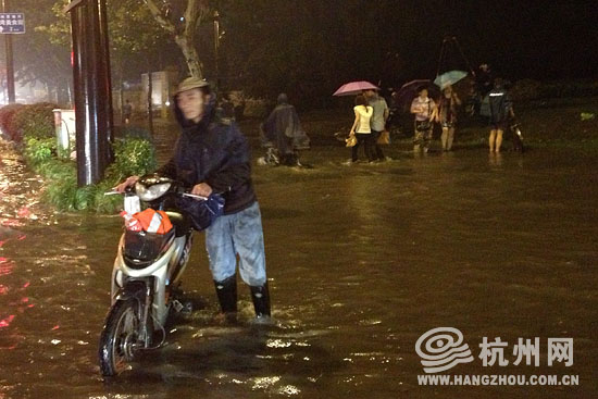 高清：杭州遭暴雨襲擊市區(qū) 開(kāi)車(chē)如行船