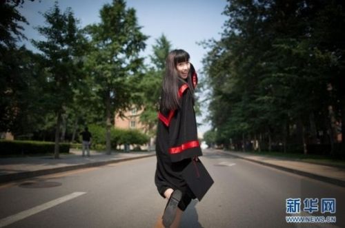 人大女神走紅 康逸琨私房照PK奶茶MM章澤天(圖)