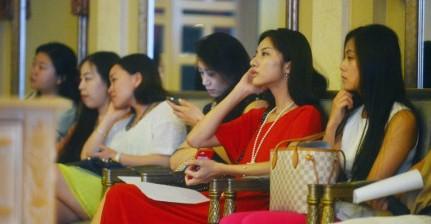 妙齡美女排隊(duì)參加富豪北京相親海選現(xiàn)場