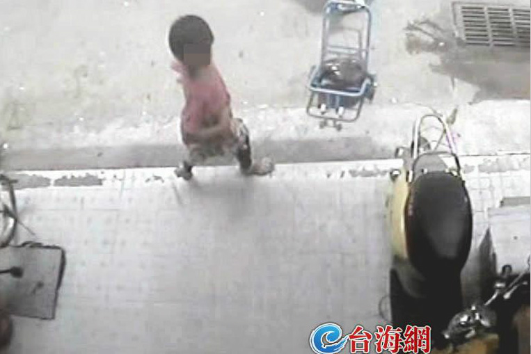 高清：實(shí)拍大人掩護(hù)女童偷手機(jī) 失主痛心孩子未來(lái)