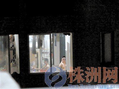 男生拿望遠(yuǎn)鏡偷窺女生宿舍 被發(fā)現(xiàn)后揮手打招呼(圖)