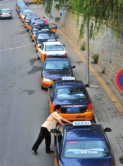 出租車漲價(jià)首月出車率增 晚高峰打車等待時(shí)間減少一半