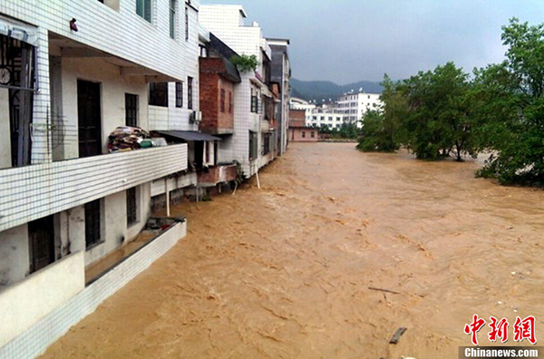 “蘇力”攜暴雨侵襲江西 贛南局地受淹嚴(yán)重