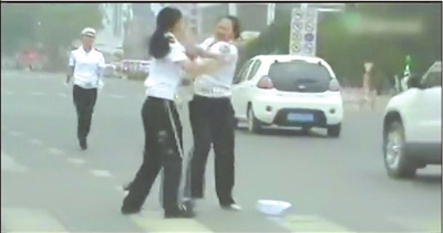 唐山兩名“女交警”馬路中央廝打