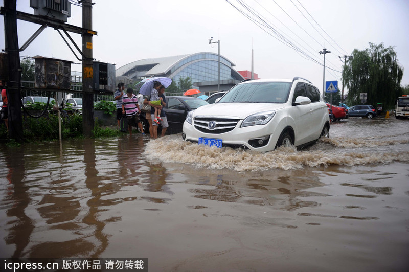 一場大雨又“看海” 北京天通苑北地鐵站南積水沒過膝蓋