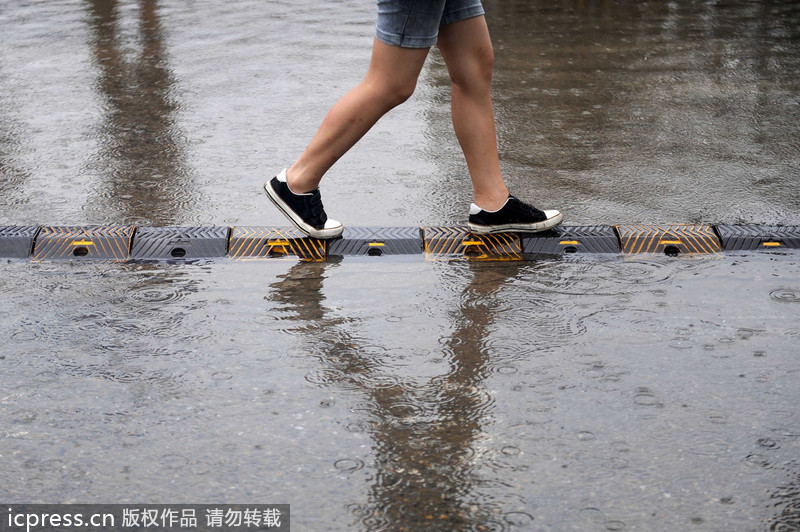 一場(chǎng)大雨又“看海” 北京天通苑北地鐵站南積水沒(méi)過(guò)膝蓋