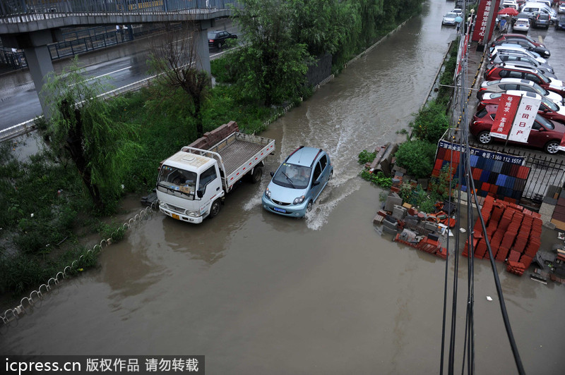 一場大雨又“看海” 北京天通苑北地鐵站南積水沒過膝蓋