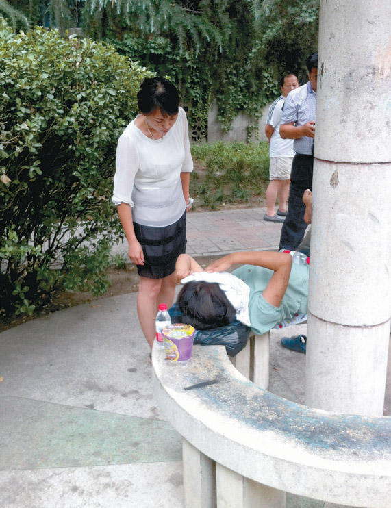 高清：鄭州街頭流浪少女不接受救助 面容姣好曾留學新加坡