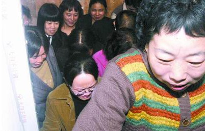 13人電梯擠18人引圍觀 執(zhí)著擁擠致電梯驚魂(組圖)