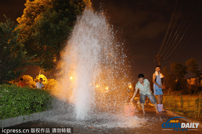 長沙一水管爆裂驚現(xiàn)4米高水柱 市民趁勢洗澡