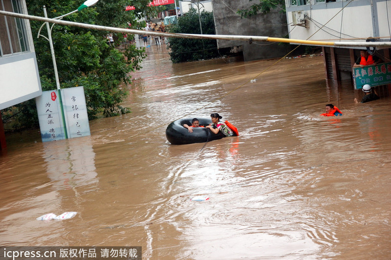 四川閬中：洪水來(lái)臨房屋被淹 汽車內(nèi)胎充當(dāng)“諾亞方舟”