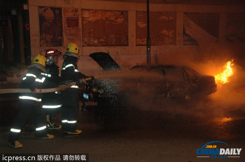 甘肅武威：夜市鬧區(qū)一轎車突發(fā)“自爆”