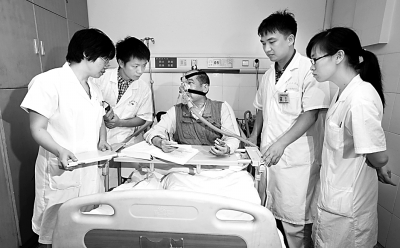 最美醫(yī)魂：老中醫(yī)歐陽(yáng)恒戴著呼吸機(jī)給患者治病