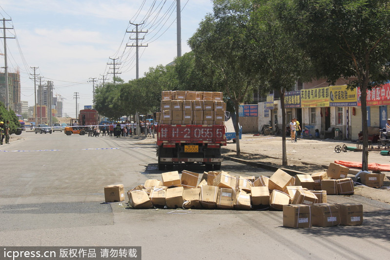 甘肅：50余箱強(qiáng)酸倒貨過(guò)程中掉落泄漏 消防緊急處置