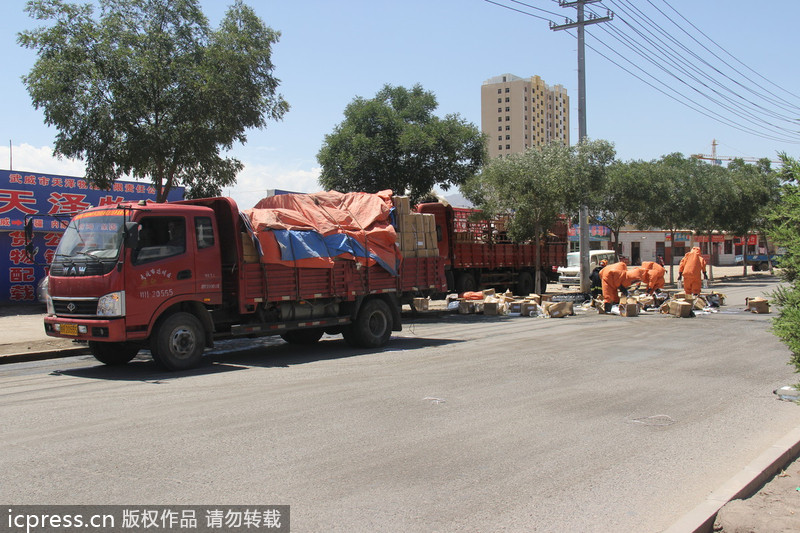 甘肅：50余箱強(qiáng)酸倒貨過(guò)程中掉落泄漏 消防緊急處置