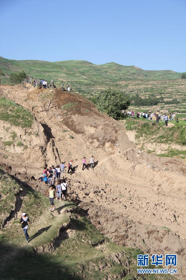 直擊岷縣地震震中千人“挖山”大搜救