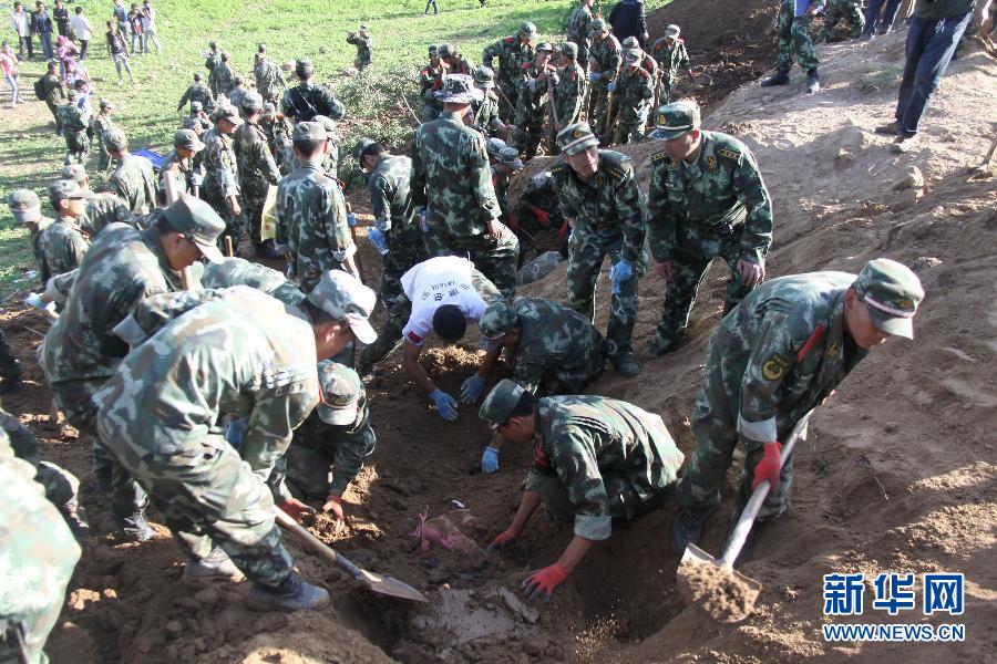 直擊岷縣地震震中千人“挖山”大搜救