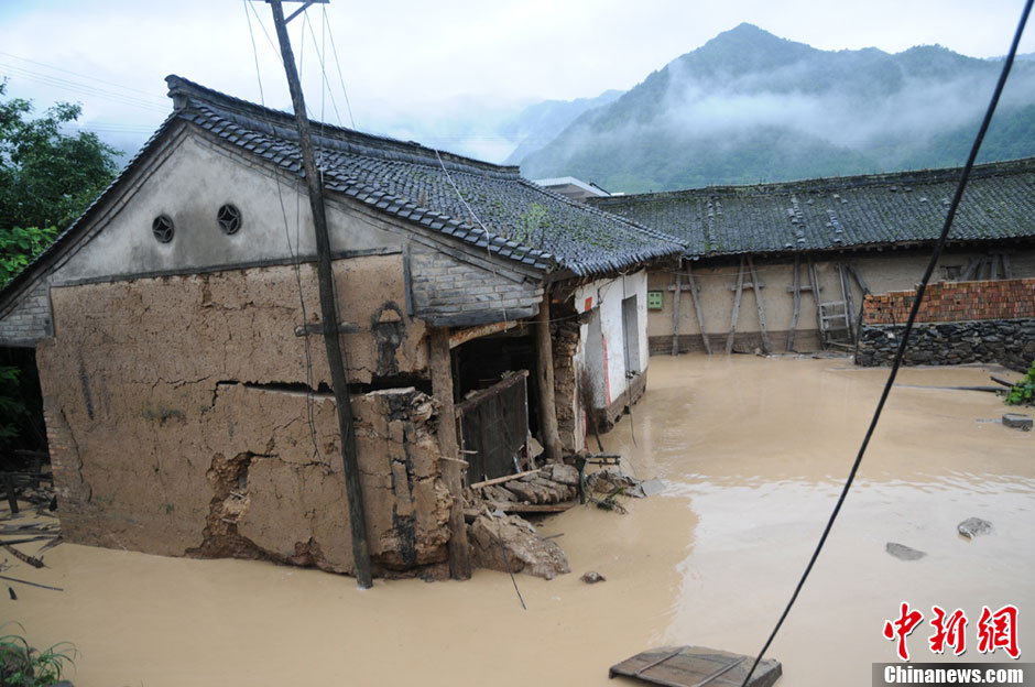 甘肅徽縣遭遇強(qiáng)降雨襲擊發(fā)生洪災(zāi) 國(guó)道被沖毀