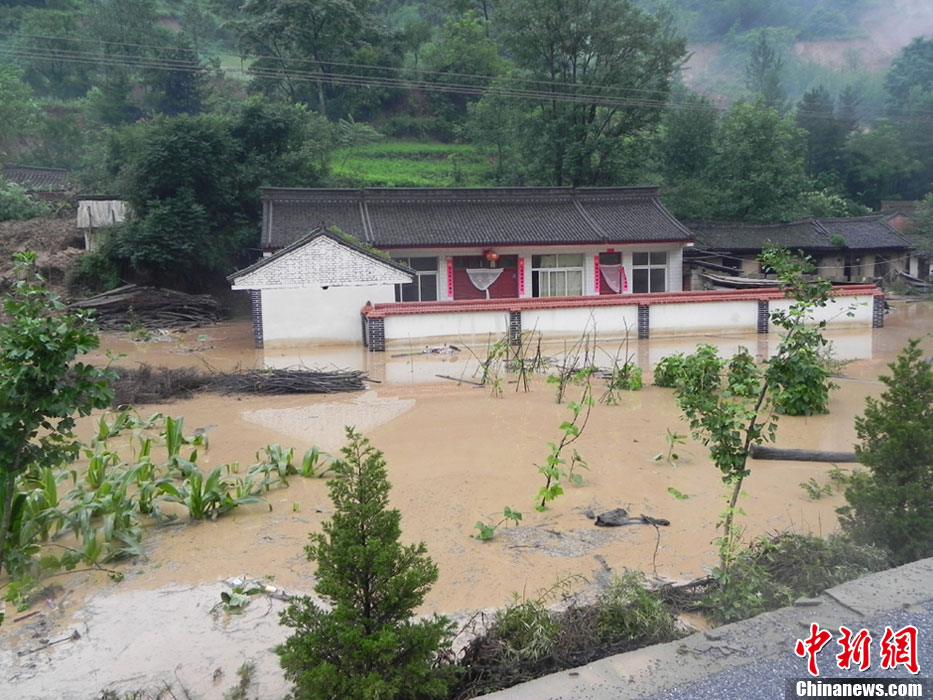 甘肅徽縣遭遇強(qiáng)降雨襲擊發(fā)生洪災(zāi) 國(guó)道被沖毀