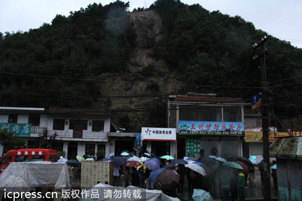 暴雨襲擊甘肅天水引發(fā)泥石流 多處民房被毀數(shù)人被埋