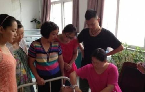 80后小伙當(dāng)職業(yè)催乳 女子被催乳時表情夸張(組圖)
